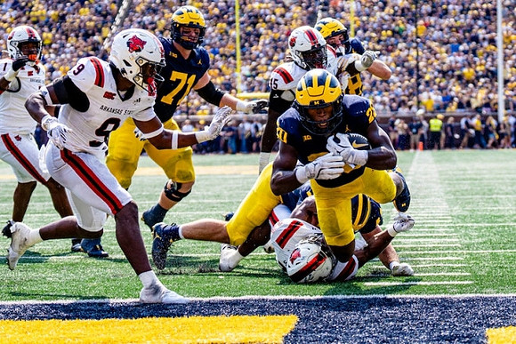 Evan Link (71) and Kalel Mullings (20)
