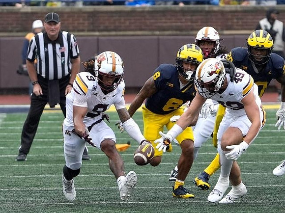 Tyler Morris (8) and Kalel Mullings (20)