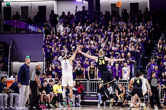 Juwan Howard, Youssef Khayat (24), and Nimari Burnett (4)