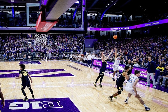 George Washington III (40), Youssef Khayat (24), Juwan Howard, and Nimari Burnett (4)