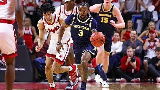 Zavier Simpson (3) and Jon Teske (15)