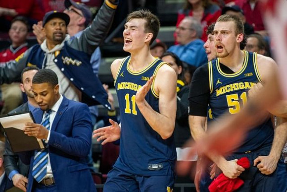 Jalen Rose, Colin Castleton (11), Brandon Johns Jr. (23), and Austin Davis (51)