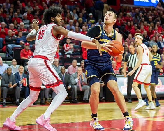 Austin Davis (51) and Zavier Simpson (3)