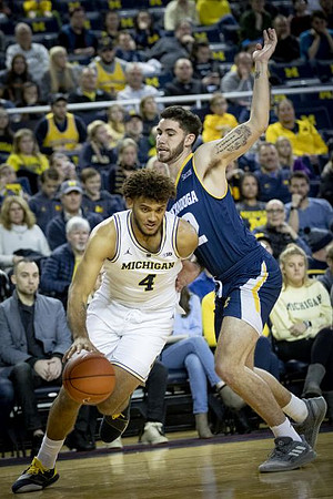 Isaiah Livers (4)