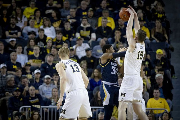 Ignas Brazdeikis (13) and Jon Teske (15)