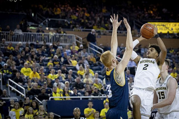 Jordan Poole (2) and Jon Teske (15)