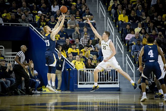 Jon Teske (15) and Zavier Simpson (3)