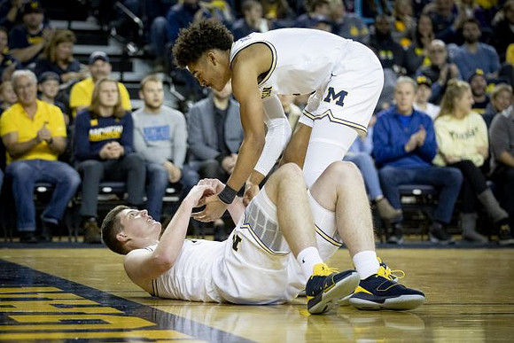 Jon Teske (15) and Jordan Poole (2)