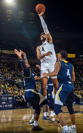 Isaiah Livers (4)