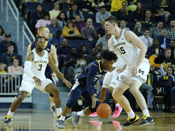Zavier Simpson (3) and Jon Teske (15)