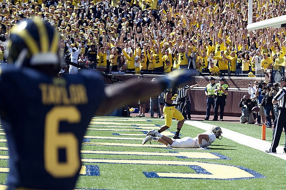 Raymon Taylor (6) and Delonte Hollowell (24)