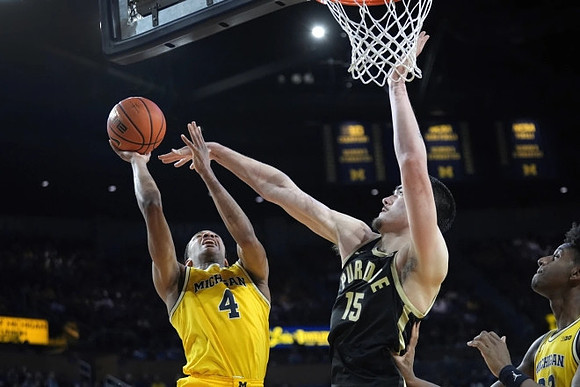 Nimari Burnett (4) and Tarris Reed Jr. (32)