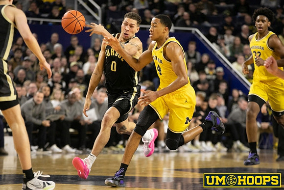 Nimari Burnett (4) and Tarris Reed Jr. (32)