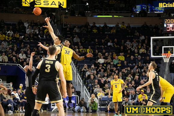 Tarris Reed Jr. (32) and Dug McDaniel (0)