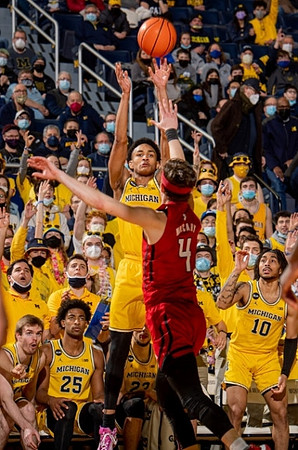 Kobe Bufkin (2) and Michigan Team