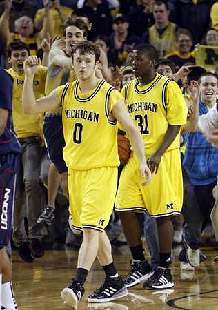 Zack Novak (0) and Laval Lucas-Perry (31)