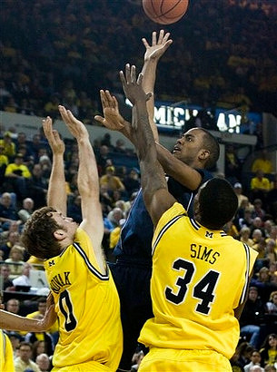Zack Novak (0) and DeShawn Sims (34)