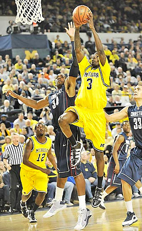Manny Harris (3) and Anthony Wright (12)
