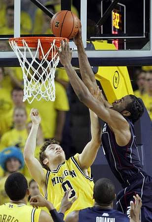 Zack Novak (0) and Darius Morris (4)