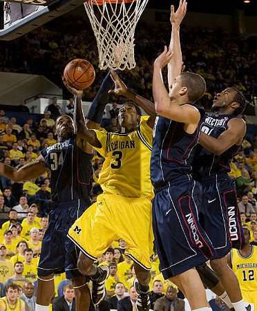 Manny Harris (3) and Anthony Wright (12)