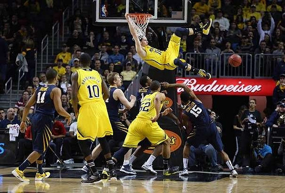 Tim Hardaway Jr. (10), Jordan Morgan (52), and Nik Stauskas (11)
