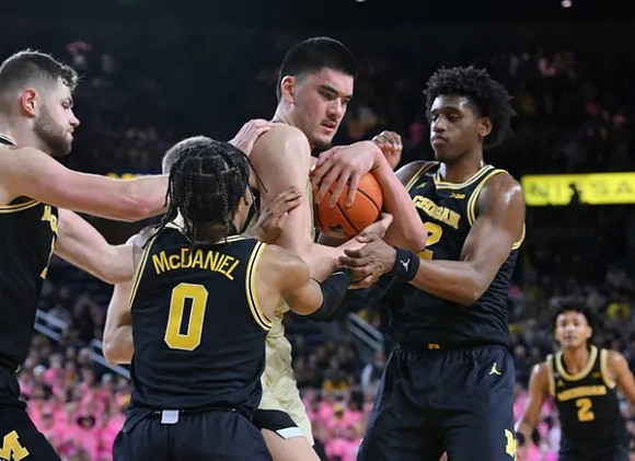 Hunter Dickinson (1), Dug McDaniel (0), Tarris Reed Jr. (32), and Kobe Bufkin (2)