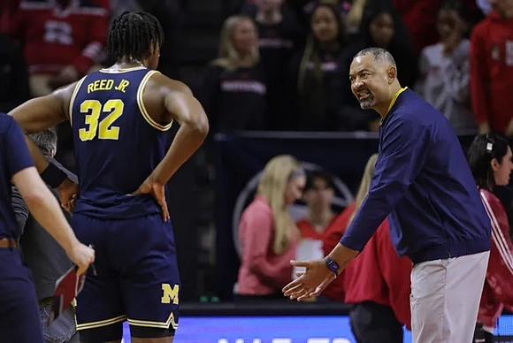Tarris Reed Jr. (32) and Juwan Howard