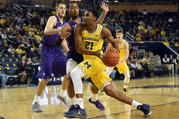 Zak Irvin (21) and Moritz Wagner (13)