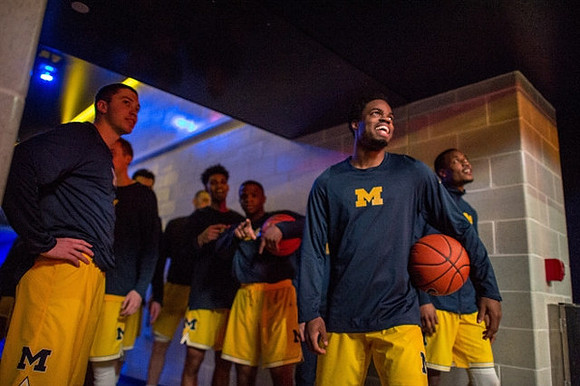 Derrick Walton Jr. (10) and Michigan Team