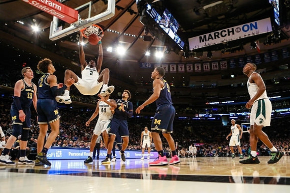 Moritz Wagner (13), Jordan Poole (2), Isaiah Livers (4), and Jaaron Simmons (5)