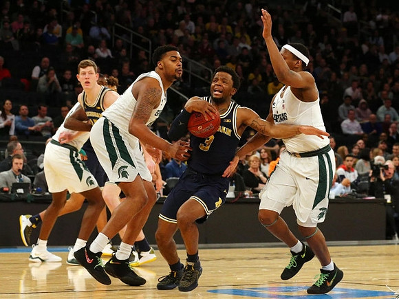 Jon Teske (15) and Zavier Simpson (3)