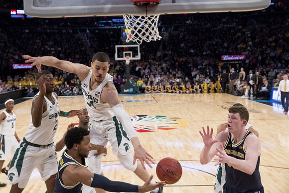 Zavier Simpson (3) and Jon Teske (15)