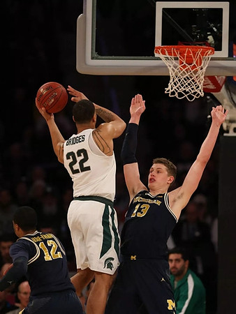 Muhammad-Ali Abdur-Rahkman (12) and Moritz Wagner (13)