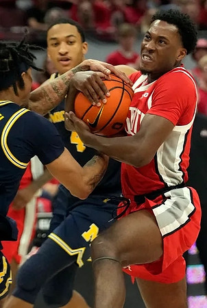Tarris Reed Jr. (32) and Nimari Burnett (4)