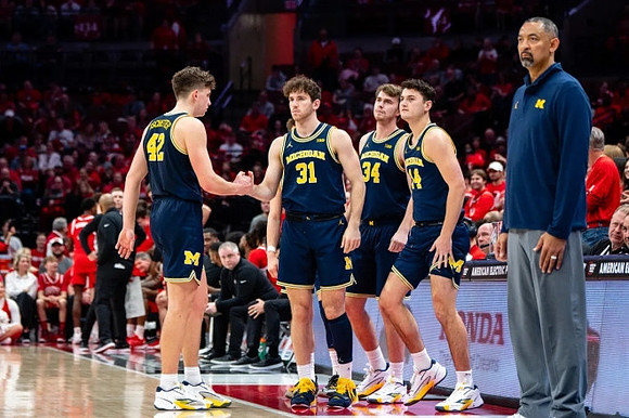 Will Tschetter (42), Harrison Hochberg (31), Jackson Selvala (34), Ian Burns (14), and Juwan Howard