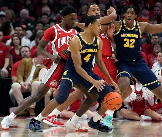 Nimari Burnett (4) and Tarris Reed Jr. (32)