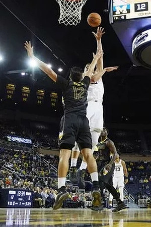 Moritz Wagner (13) and Ibi Watson (23)