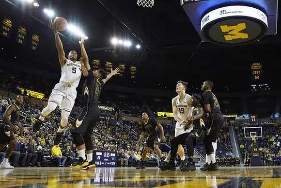 Jaaron Simmons (5) and Jon Teske (15)
