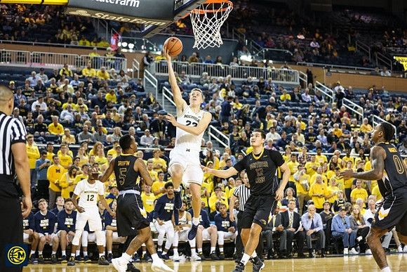 Muhammad-Ali Abdur-Rahkman (12) and Duncan Robinson (22)