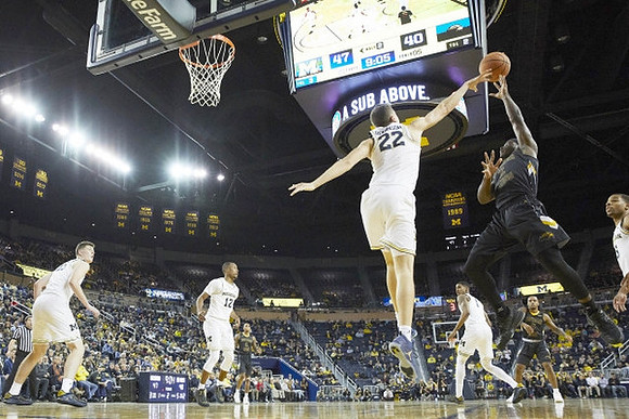 Jon Teske (15), Muhammad-Ali Abdur-Rahkman (12), Duncan Robinson (22), Charles Matthews (1), and Jaaron Simmons (5)
