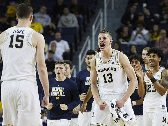 Jon Teske (15), Moritz Wagner (13), and Michigan Team