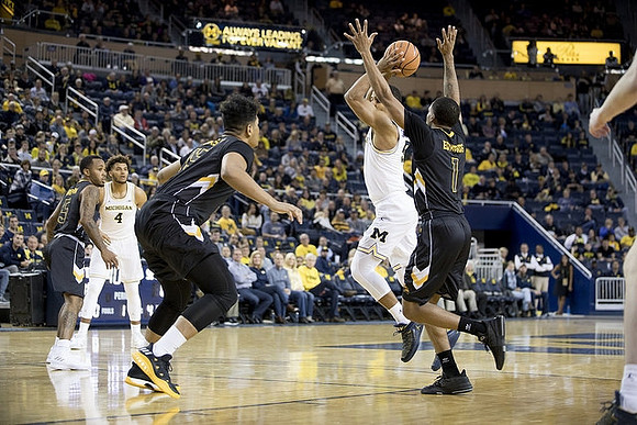 Isaiah Livers (4) and Jaaron Simmons (5)