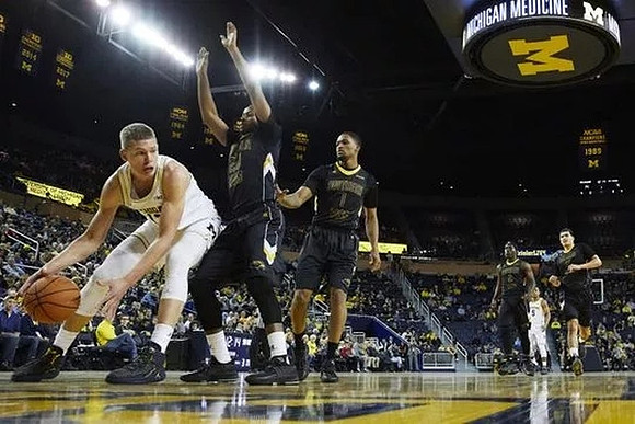 Moritz Wagner (13) and Jaaron Simmons (5)