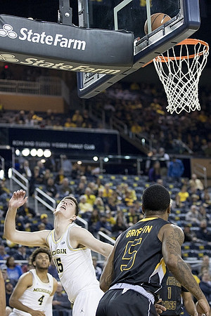 Isaiah Livers (4) and Jon Teske (15)
