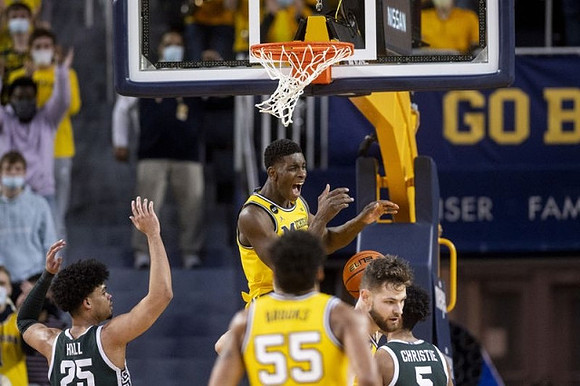 Moussa Diabate (14) and Eli Brooks (55)