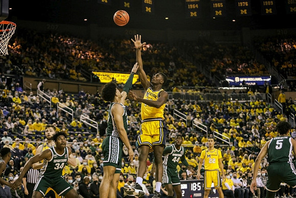 Moussa Diabate (14), Hunter Dickinson (1), and Caleb Houstan (22)