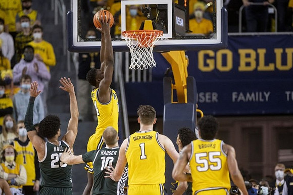 Moussa Diabate (14), Hunter Dickinson (1), and Eli Brooks (55)