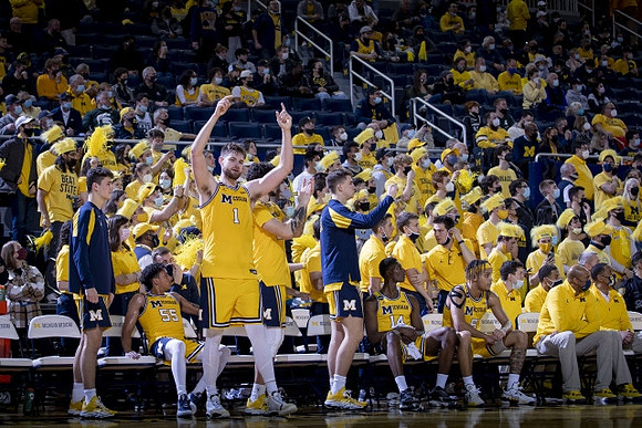 Hunter Dickinson (1) and Michigan Team