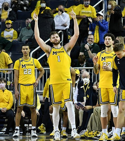 Caleb Houstan (22), Hunter Dickinson (1), and Brandon Johns Jr. (23)