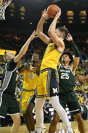 Moussa Diabate (14) and Hunter Dickinson (1)